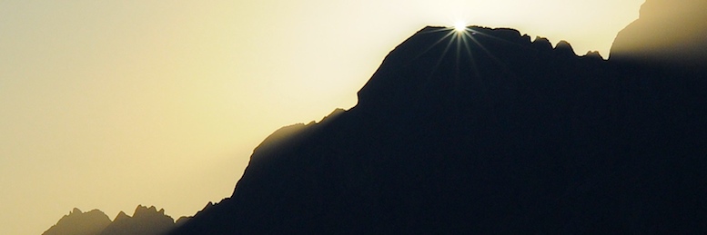 Foto Sonnenaufgang hinter Bergen